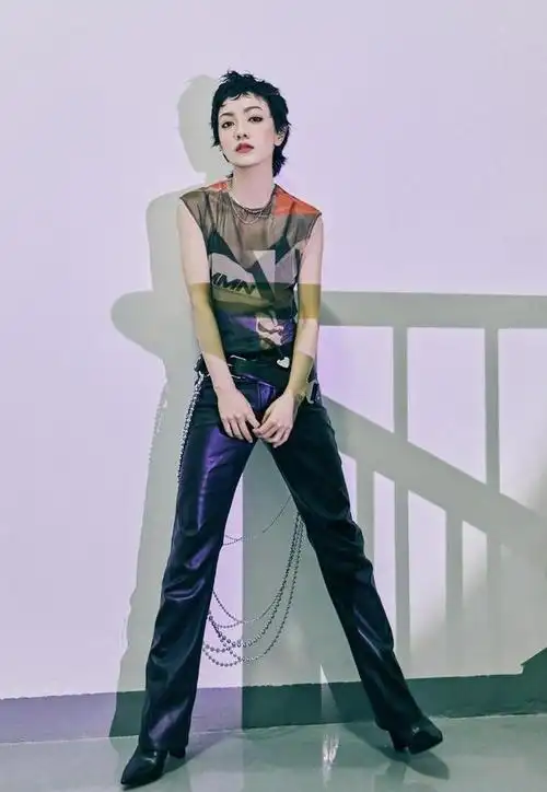 郭采洁原来这么大胆橘色透视衬衫搭蛇纹半裙一般人真扛不住