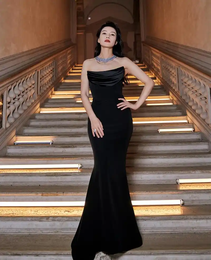 高圆圆的黑色高定礼服,一看一个很哇塞!