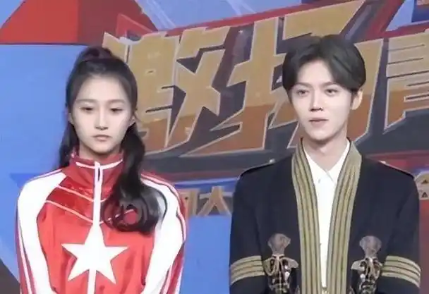 事实证明,和鹿晗挺过"七年之痒"的关晓彤,已经走上另一条道路