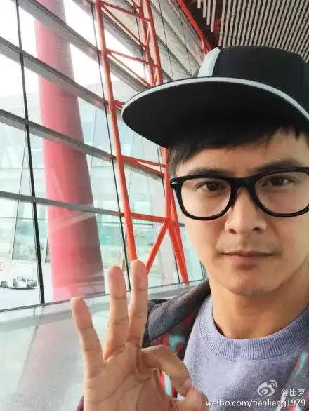 晒自拍回应受伤:小意外 求不要放大