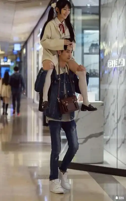 如果一对身高萌差的情侣在大街上,回头率