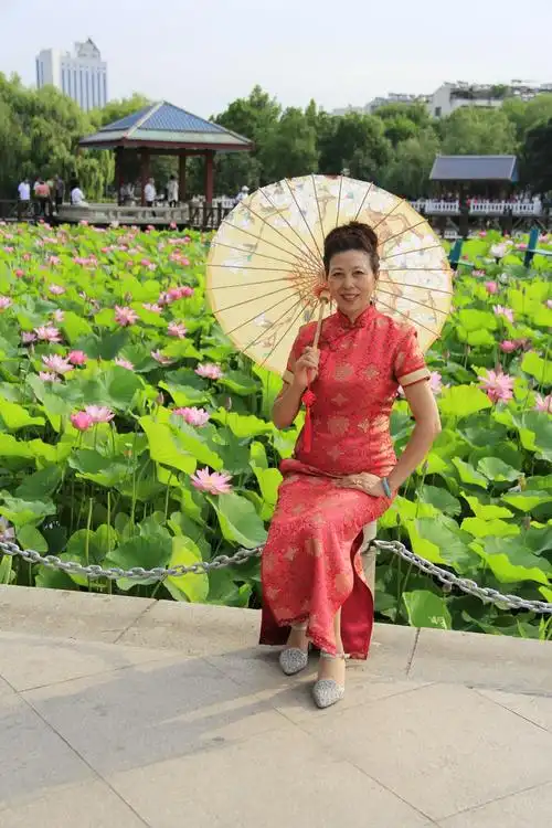东湖荷花香,旗袍佳丽靓