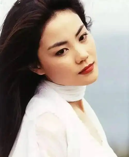 王菲为小女儿庆生,18岁李嫣身高近1米7,遗传妈妈美貌被喊话出道