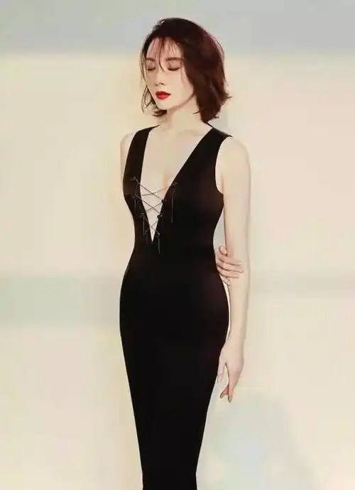 41岁陈数年纪越大,穿衣越性感迷人,网友:魅惑又漂亮