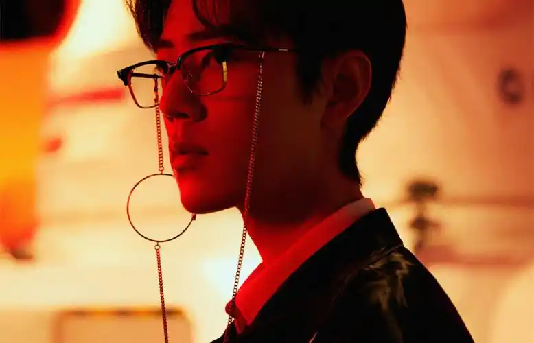 最新帅气肖战个性壁纸_超帅气的肖战