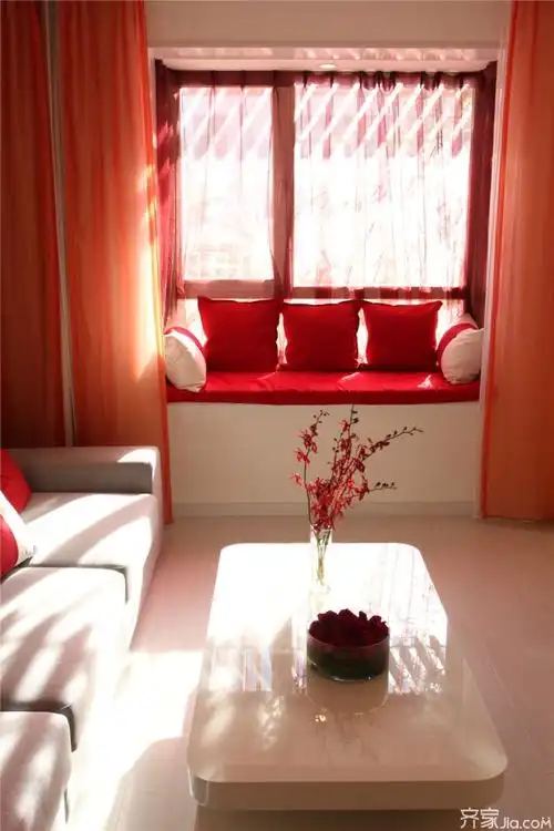 银红松绿秋香雨过天青小齐:在整个空间中,那张由桌子改造而成的梳妆台