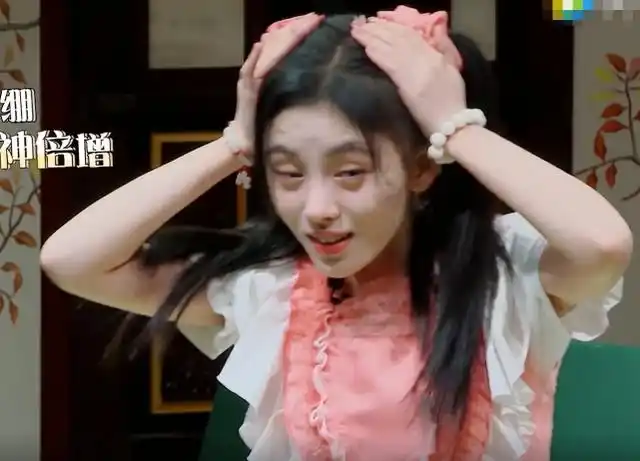 鞠婧祎晒童年照,颜值让众人惊叹,谁知一看,被看出照片有滤镜