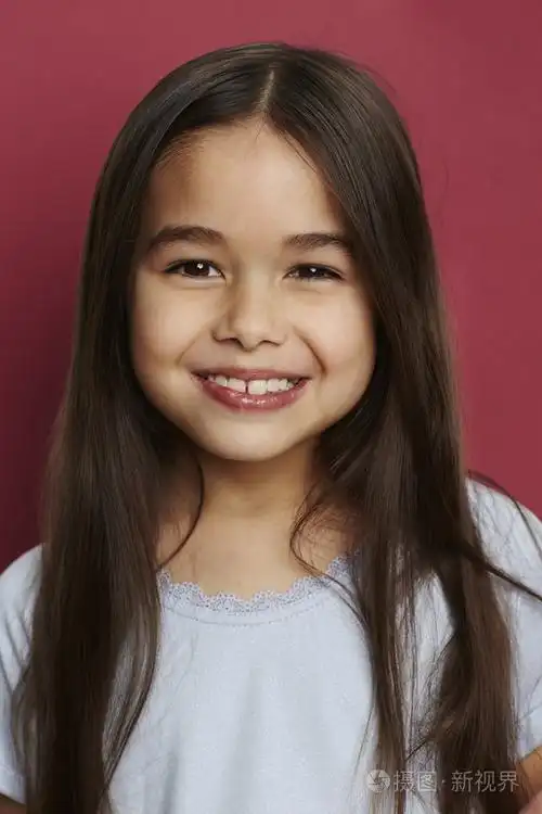 微笑着长头发的女孩