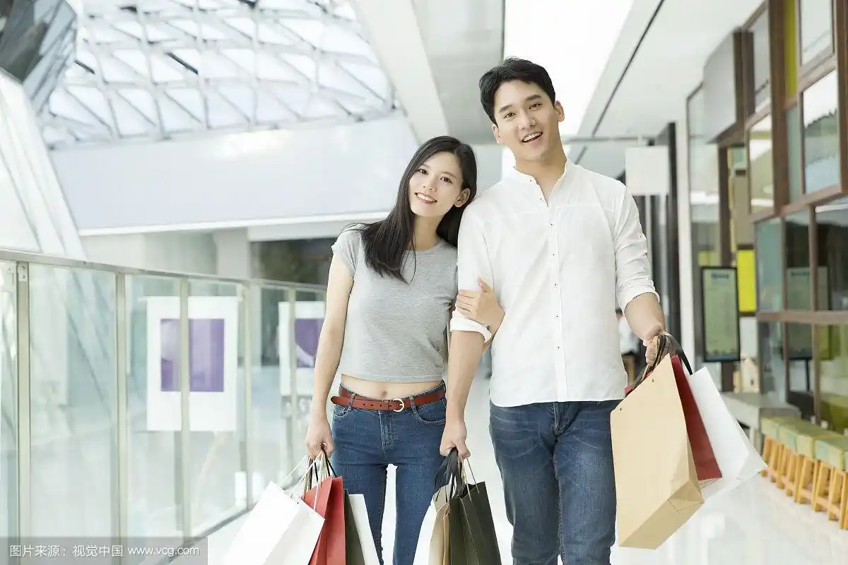 年轻情侣逛商场购物