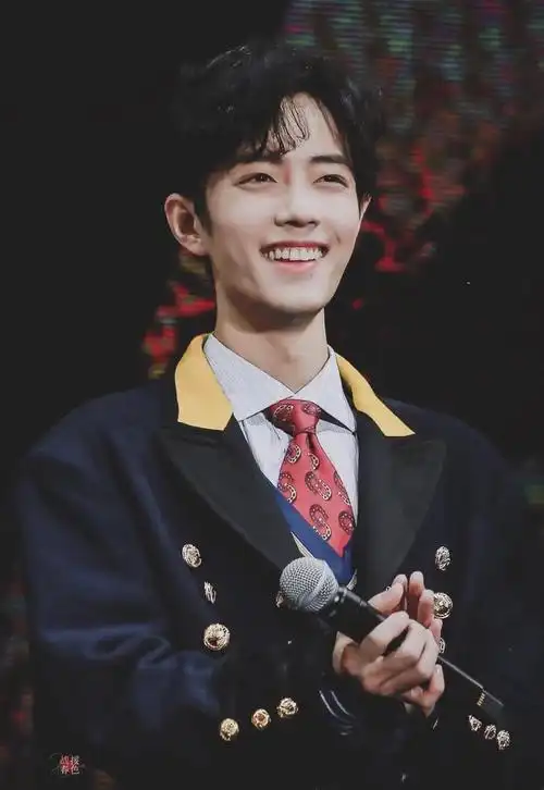 肖战笑容杀 总感觉他笑起来眼里有满天星辰笑容真的很暖呢