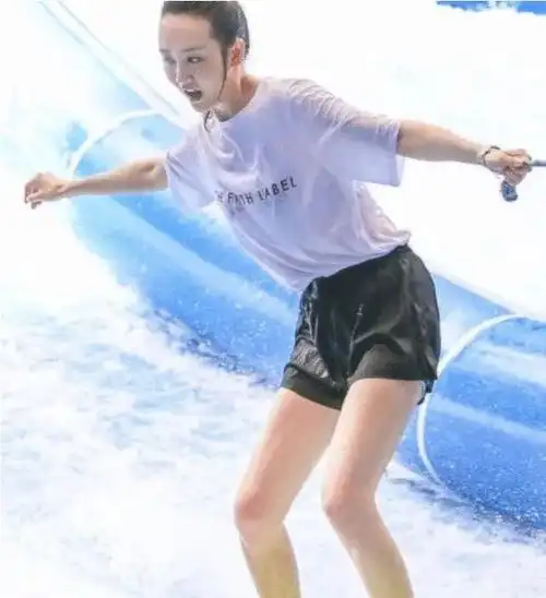 有种狂放叫王鸥,穿"保险裤"直接下水,网友:不失性感和魅惑