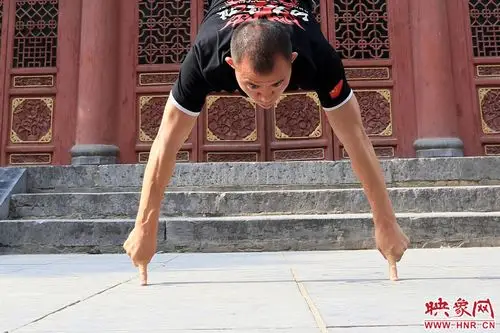 "一指禅王"郑州街头表演绝技