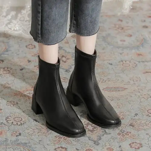 1粗跟方头韩版时尚皮面低筒短靴简约通勤靴女靴秋冬新款法式y520