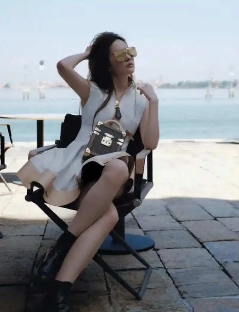 从照片中不难发现,刘亦菲的皮肤细腻紧致,脸上也没有半点医美的痕迹