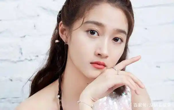 原创关晓彤真人长这样当看到央视照妖镜中的她难怪鹿晗稀罕