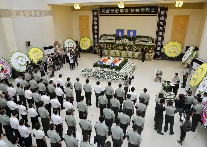 李磊杨树朋烈士遗体告别仪式在我市举行