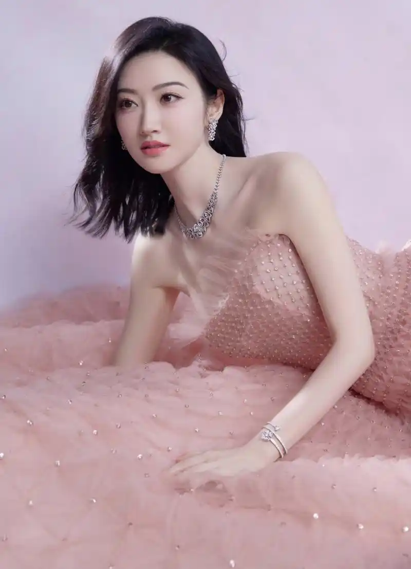 景甜 眸间低语,清雅浪漫, 温柔之粉沉醉美好时光, 景甜粉色闪钻抹胸纱