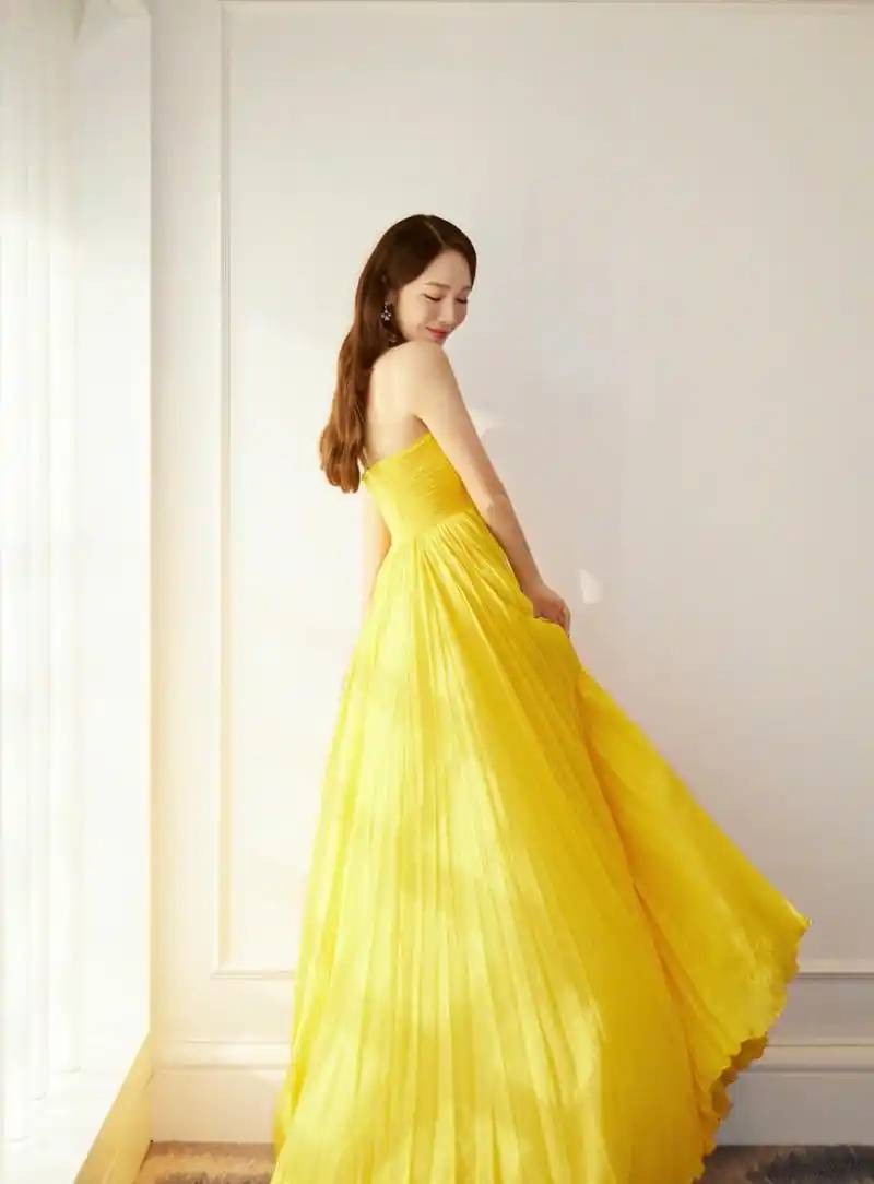 郑秀妍# 一袭黄色挂脖露背礼裙,肤白貌美的容颜,窈窕曼妙的身材,丰满