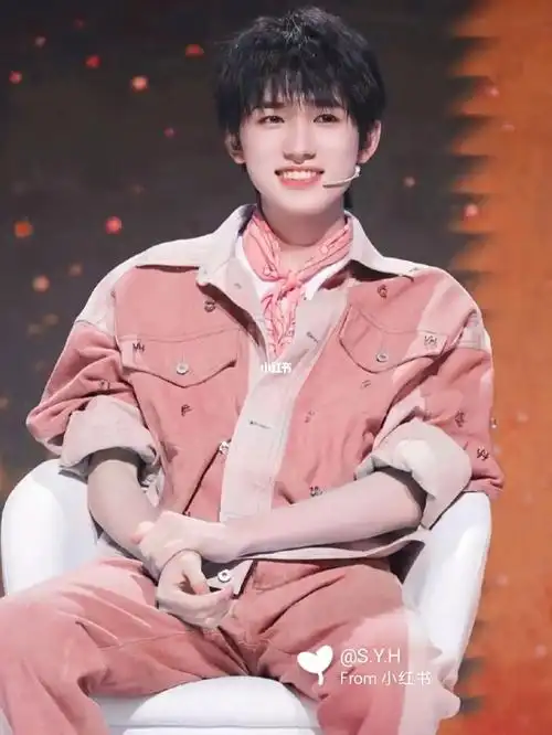 感觉穿粉色衣服的宝贝好像更加可爱了哎!#宋亚轩