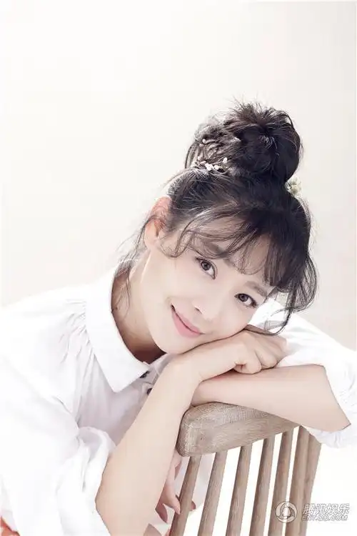 高清:王维维化身黑白玫瑰 多变风格抢眼十足