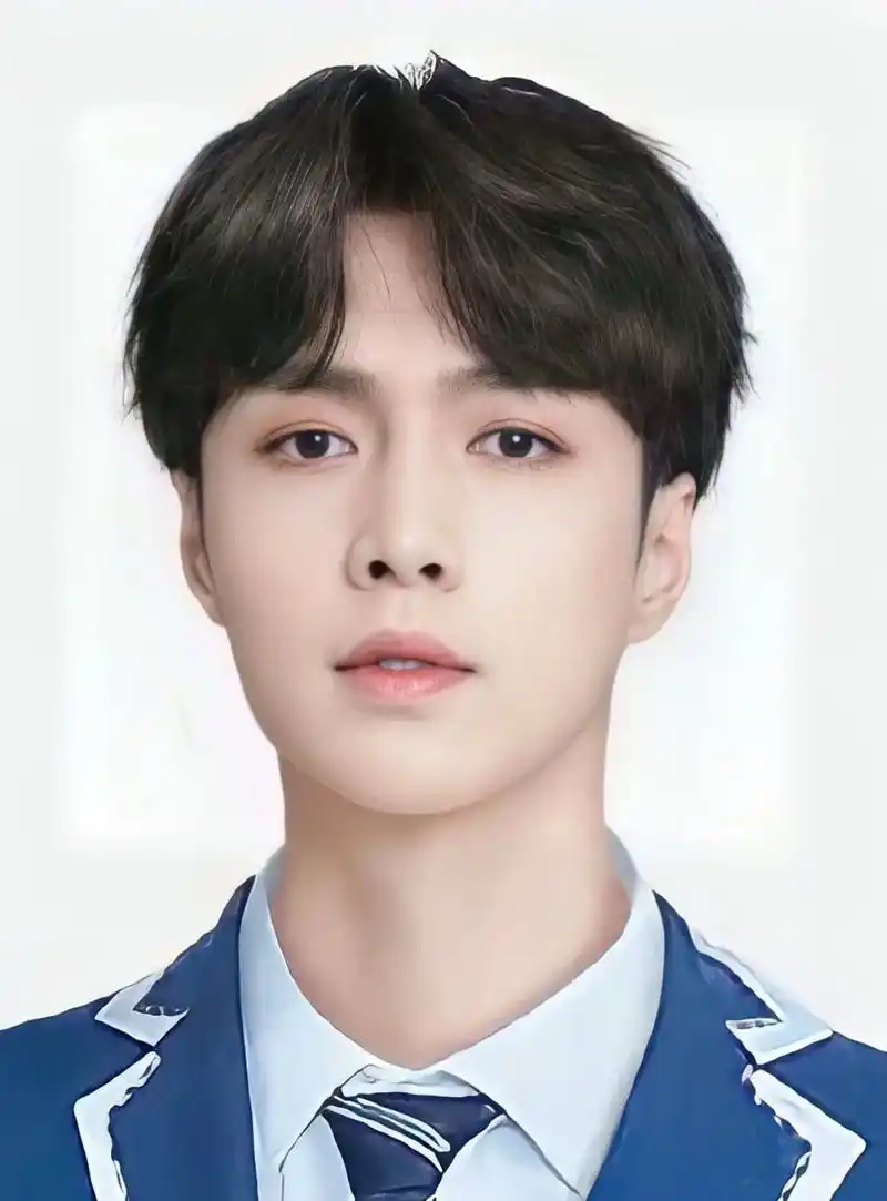 很难不爱老张每个时期的证件照#张艺兴 - 抖音