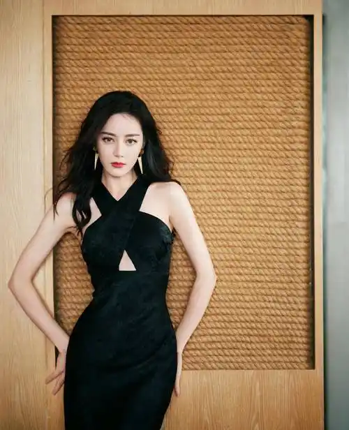 迪丽热巴镂空黑裙造型又美又飒,长卷发大红唇好风情万种_女明星_漂亮