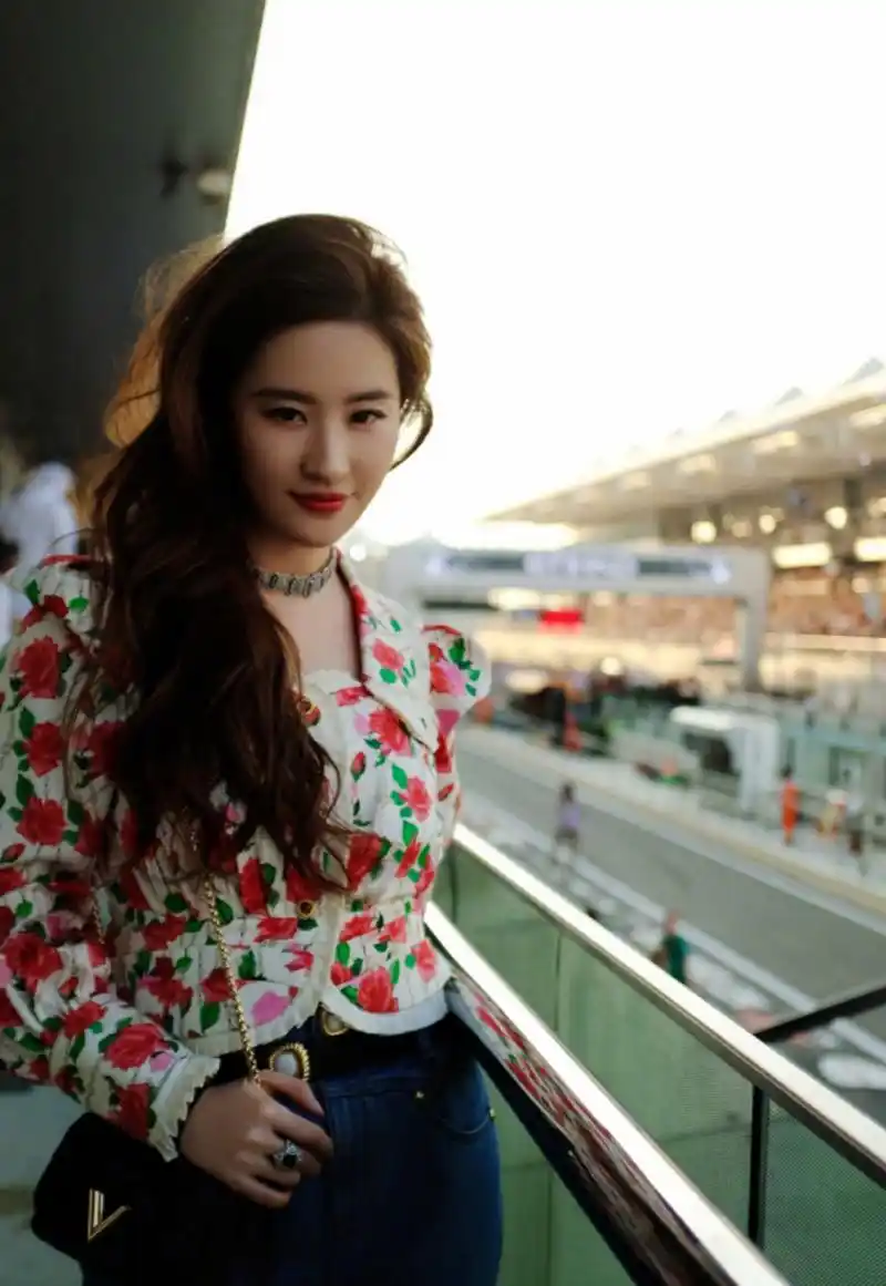 看刘亦菲穿花色衬衣配牛仔裤,显的清纯靓丽,自然随性,清新甜美,优雅