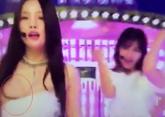 具荷拉裙子掉了,走出家暴阴影首复出遇舞台事故,网友表示心疼!