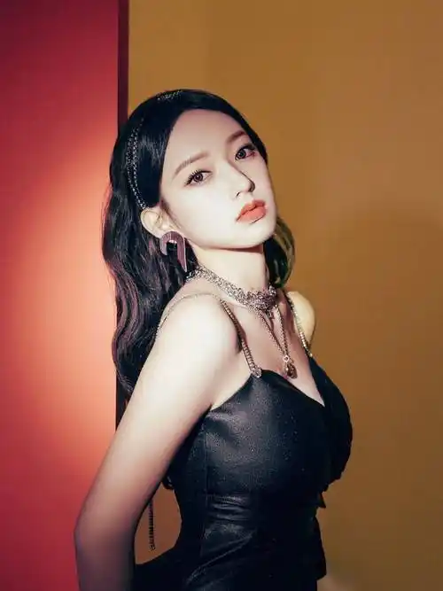 程潇黑色皮质吊带裙过膝靴性感写真