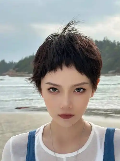 女士短发怎么剪,露耳短发搭配不规则刘海,效果真不赖