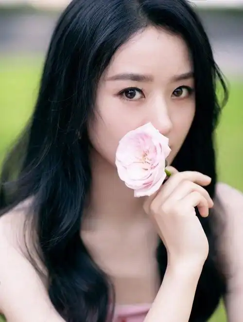 赵丽颖粉色波点抹胸裙迷人气质写真