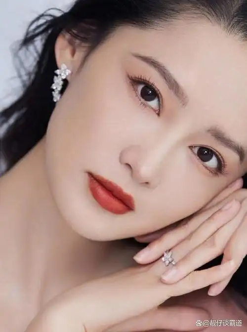 李沁古装和中秋晚会写真美爆了!雪肤玉貌犹如天仙一般