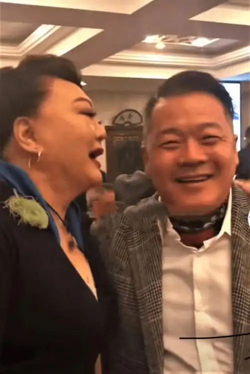 但闫京不一定会相信他,于是向华强找到丁佩的表哥,希望他能帮自己一把