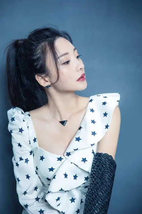 柳岩高马尾柔发轻扬 谈新女性意识是自信且独立