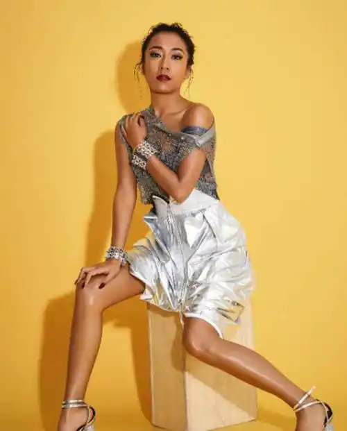 吉克隽逸泰式妆造热带雨林大片 着裸粉色披风裙气场全开_写真_自然