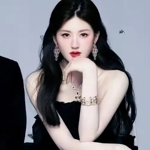 赵露思超话‖#赵露思凤隐#96赵露思◎氛围感头像ty:vb ks 92二改