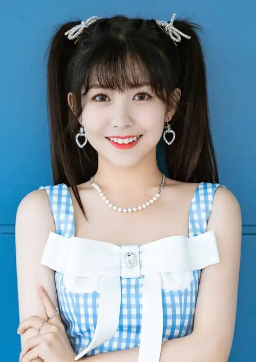 女,汉族,出生于广东深圳,90后女子偶像团体sing女团一期生赖美云