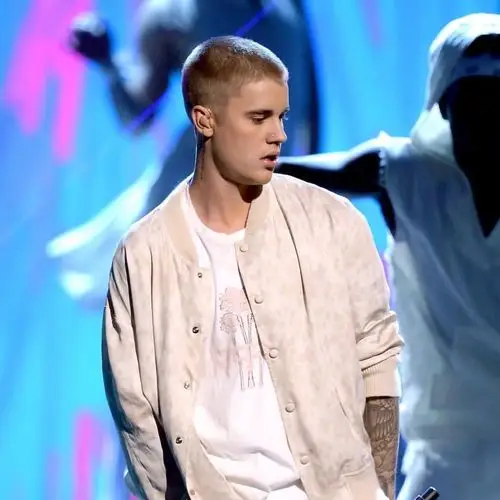 比伯终于剪头发了 justinbieber终于等到了,在顶着多年的鸡窝头扫把