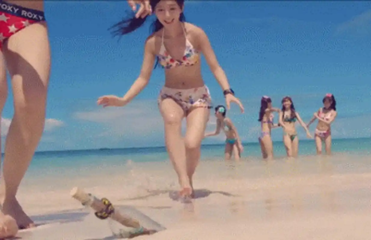 穿泳衣的鞠婧祎