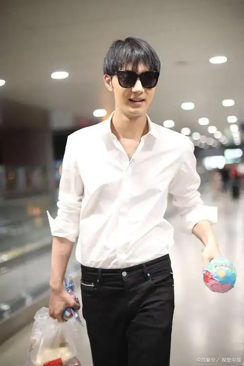 为什么男生穿白衬衫,是最好看呢?