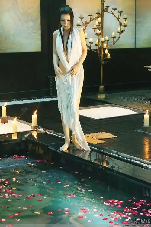 柳岩新片曝全裸出浴照