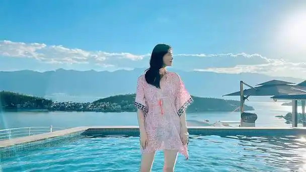 40岁的蒋欣依旧性感动人,在泳池中展现出她的健康和自信,身材和皮肤