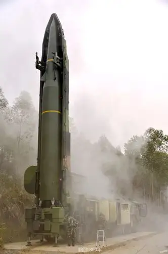 火箭军东风16中程弹道导弹战训一画面是相当的提气