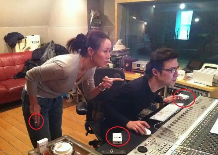 那英同样是一位爱好者,从姿势一看就是老烟枪.