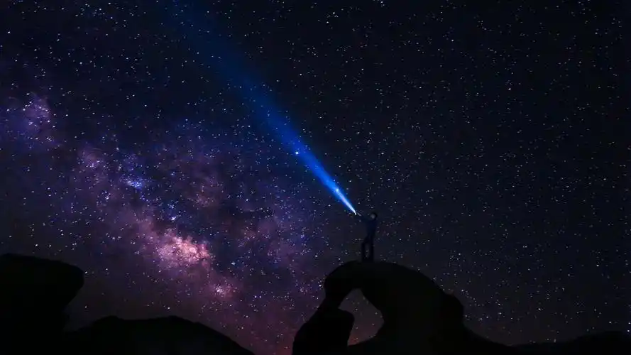 手电筒照星空的图片(3/10)