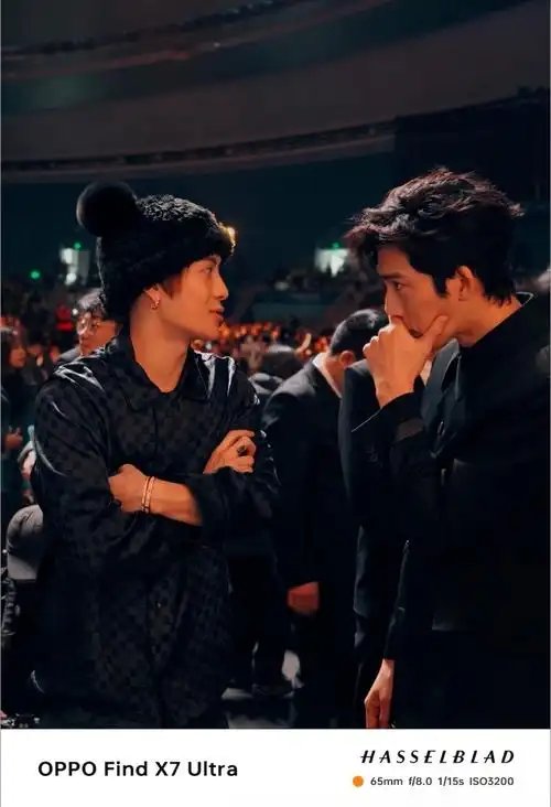 微博之夜明星封神照#井柏然一袭帅气黑西装,西装杀手没错了;王嘉尔不