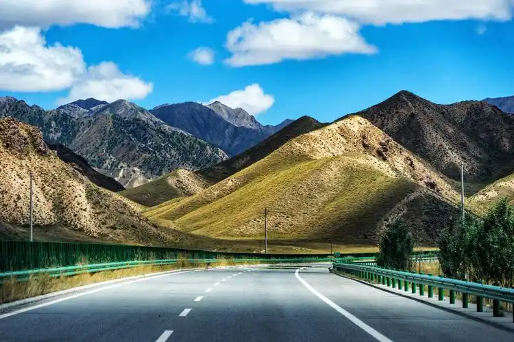 美景在路上摄于青海无人区高速公路