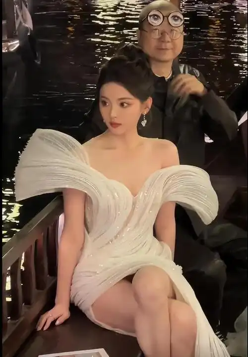 今晚gq盛典杨超越的两套造型都好好看,完全不同的风格,反差很大,立体