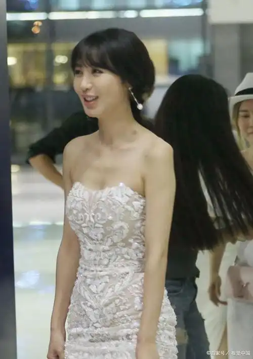 36岁李菲儿近照引热议,脸浮肿抢镜,网友:看成刘晓庆了