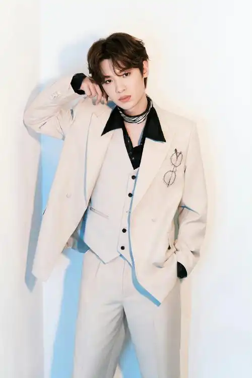 justin黄明昊密室大逃脱#黄明昊密室大逃脱造型白色西装搭配眼镜